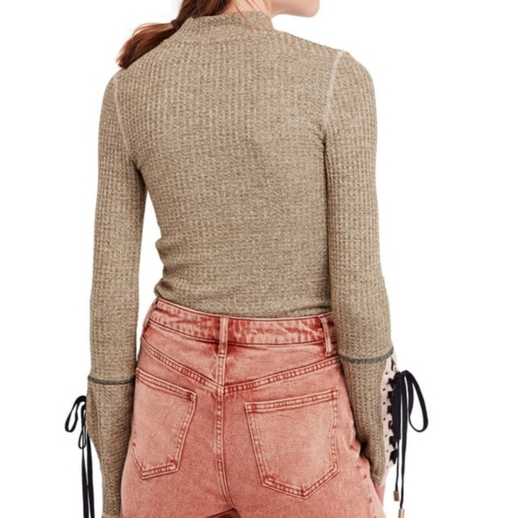 🍒NWT🍒 FREE PEOPLE MOUNTAINEER LACE UP THERMAL CUFF - Picture 4 of 5